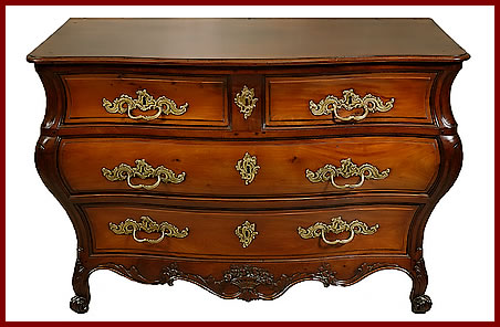 Commode bordelaise galb&eacute;e en S et richement sculpt&eacute; en acajou massif